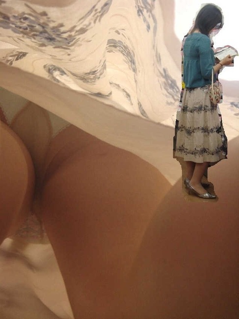 素人の逆さどり盗撮画像まとめ45枚 41