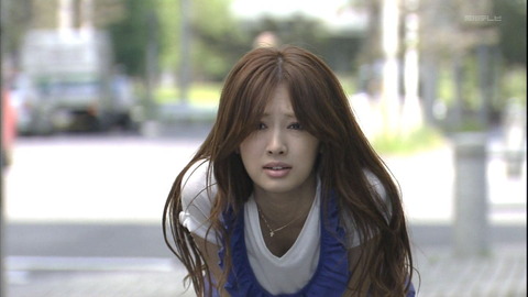 北川景子がパンチラしてるGIF画像 17