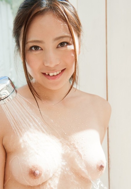 シャワー浴びて水がしたたり落ちてる女の子のおっぱいがエロい 11