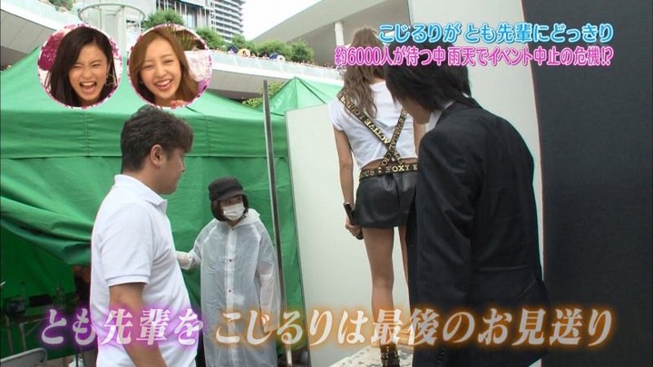 板野友美・ともちんがライブでパンチラしてる 16