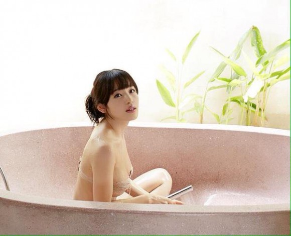 清水みさとのタンクトップから見える乳がエロい画像 14