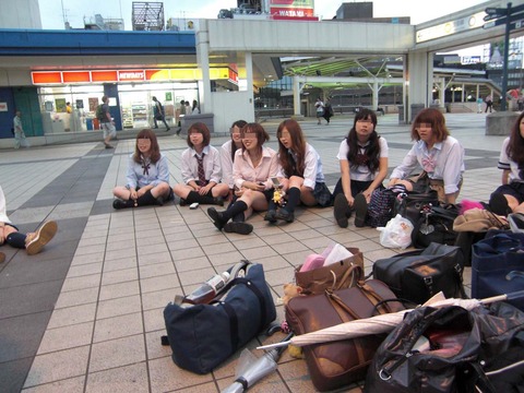 Facebookには素人娘のパンチラがいっぱい！集合写真は注目して見とけｗｗｗｗｗ（画像あり） 11