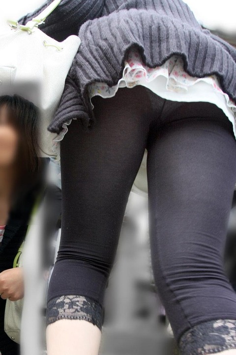 【レギンス素人パンチラエロ画像】透けないと油断してがっつりパンチラしてる女が多すぎｗｗｗｗｗ 10