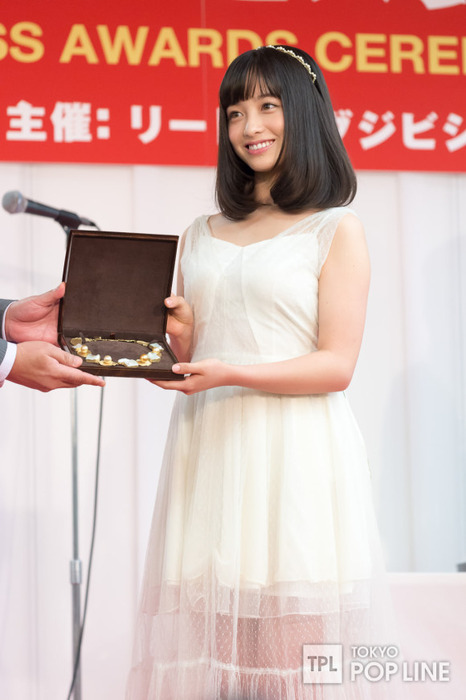 橋本環奈ちゃんの白いドレス姿が美しい 10