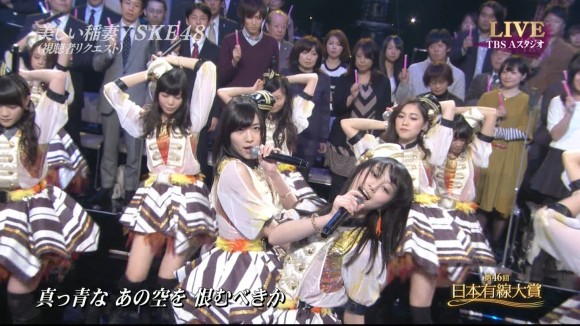 AKB48がLIVE中にパンチラしてるエロキャプ画像30枚 24