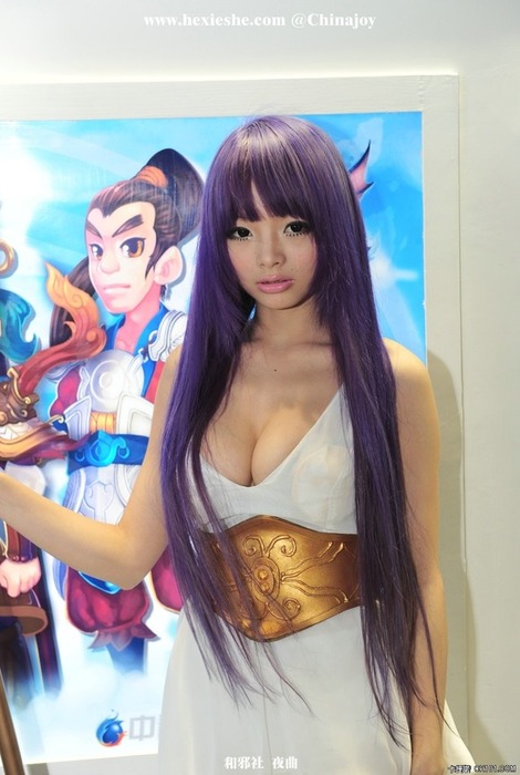 中国人巨乳コスプレイヤーがパンチラしてマンスジ見えてるエロ画像 5