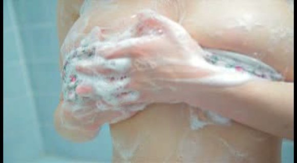 鈴木あさひちゃんのアソコが見えそうなエロキャプ画像 13