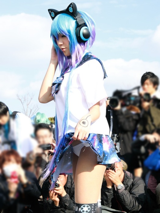 パンチラしてる素人コスプレイヤーのエロ画像 19