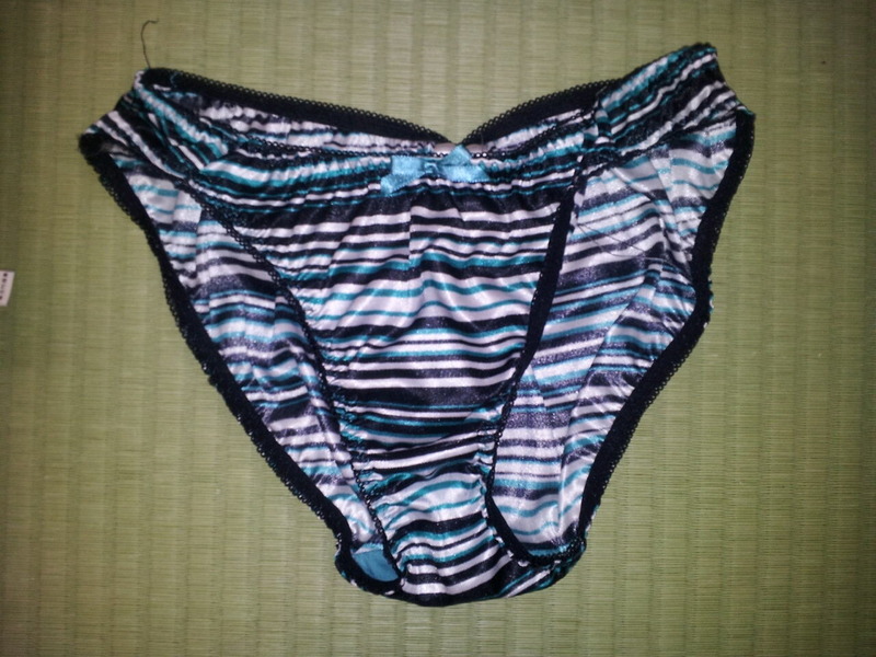 素人のシミ付きパンティ・下着って異常に興奮するよね 22