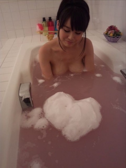菜月アンナ　巨乳AV女優が野外露出＆セックスしてるエロ画像 3