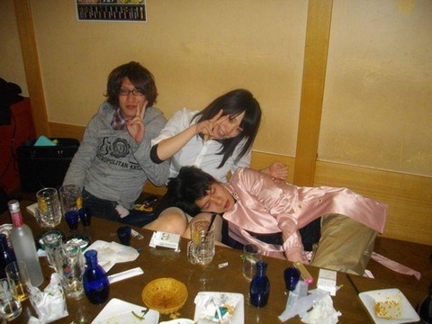 【見落とし厳禁】素人さんの記念写メではだいたいパンチラしてるぞｗｗｗｗｗｗ（画像あり） 11