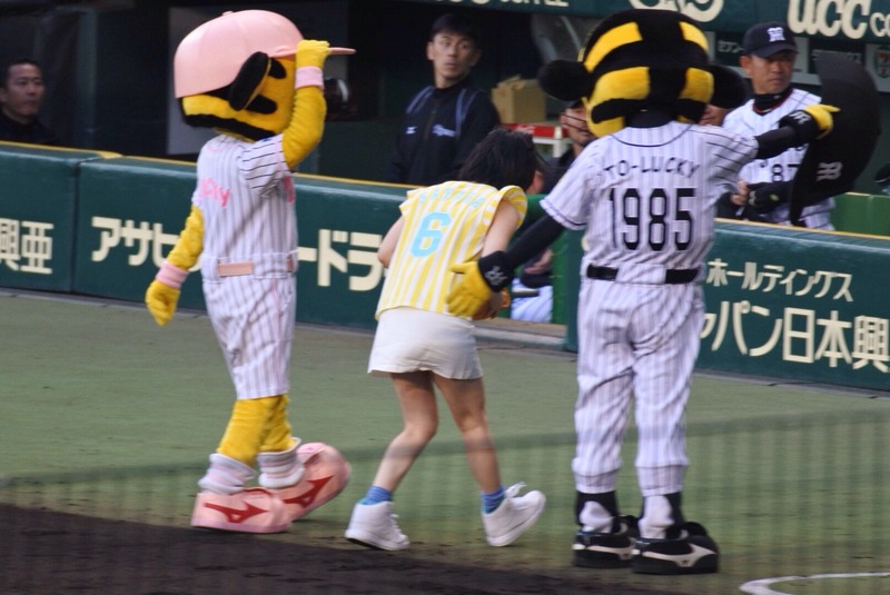 NMB48さや姉が始球式で足を上げてパンチラ　画像 9