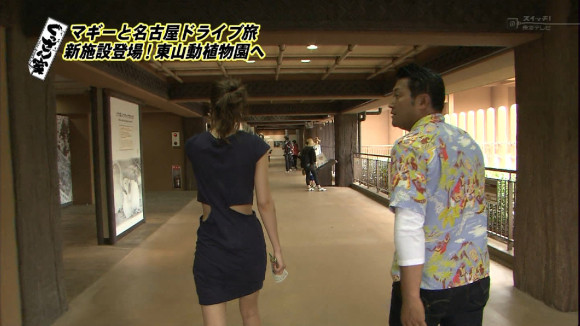 マギーがミニスカJKのコスプレでボウリング、パンツ見えそう 30