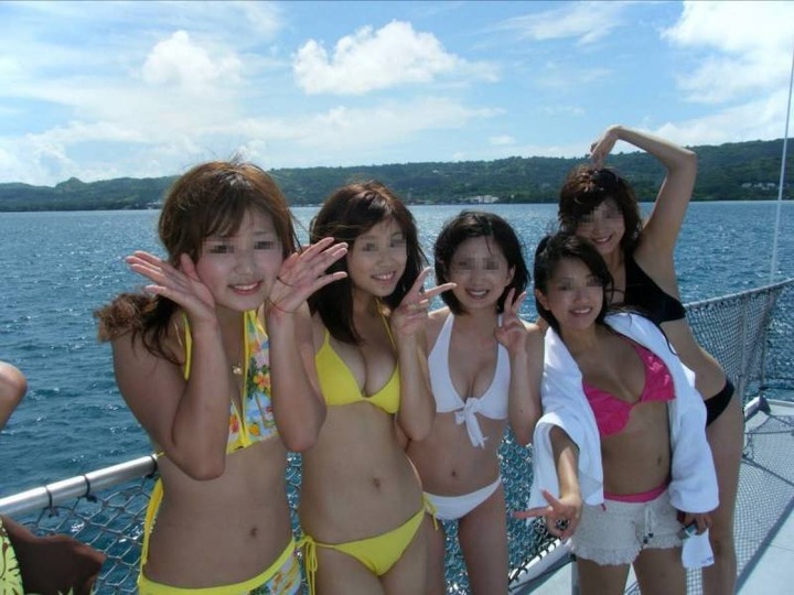 海ではしゃいでる素人のエロ水着画像80枚 38