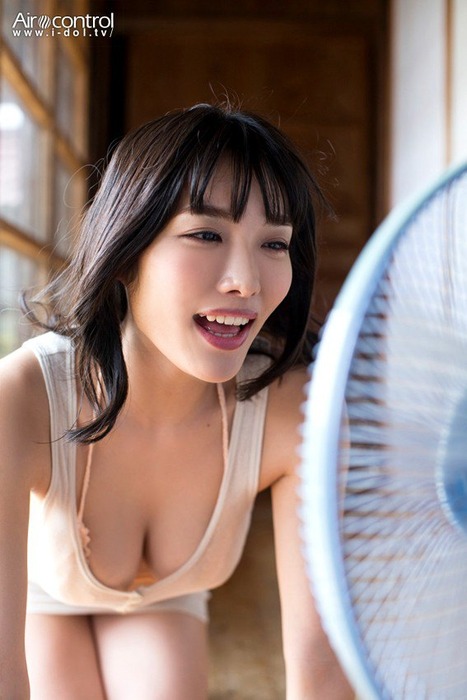 今野杏南の胸の谷間に手を突っ込んでるエロ画像 2