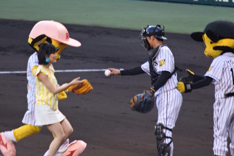 NMB48さや姉が始球式で足を上げてパンチラ　画像 10