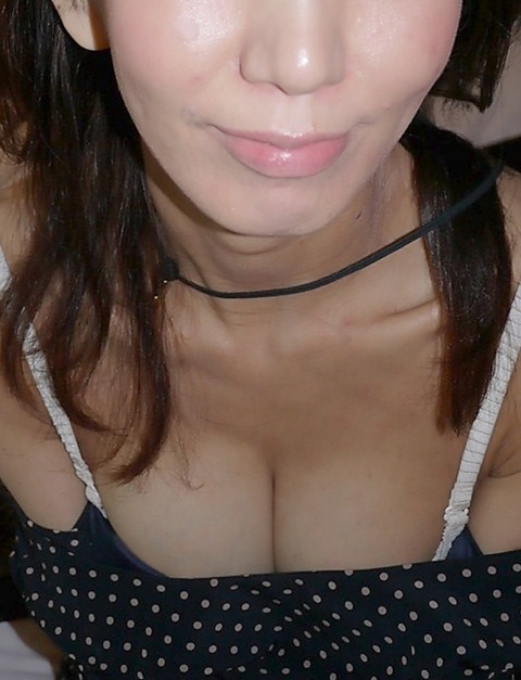 【巨乳谷間エロ画像】素人さんの胸チラってエロすぎて理性崩壊させてくるんだがｗｗｗｗｗ 10