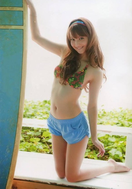 佐々木希の水着やサンタコスプレがエロい画像40枚 12