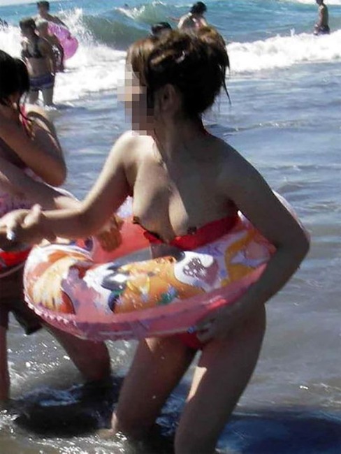 海ではしゃいでる素人のエロ水着画像 34