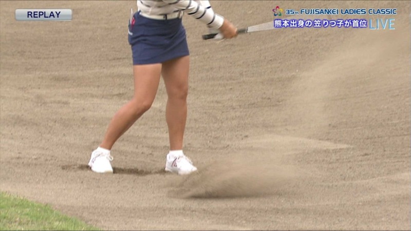 しゃがみパンチラしてる女子プロゴルフ 5