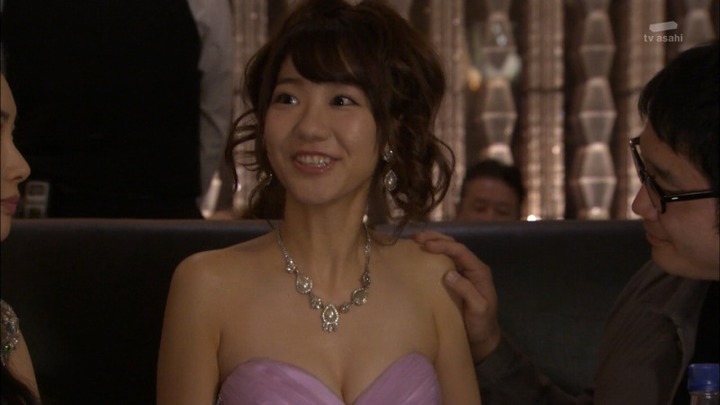 AKB48柏木由紀のドレス姿で胸チラしてるエロキャプ画像 16