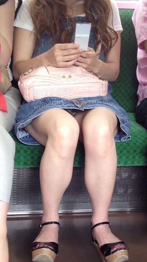 【電車内パンチラ盗撮エロ画像】パンチラ娘の正面席はまじでプライスレスｗｗｗｗｗ 10