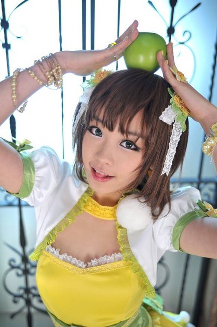 胸の谷間がエロい巨乳コスプレイヤーのエロ画像30枚 13