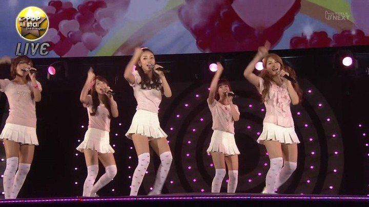 KARAのミニスカニーソライブがエロい画像 25
