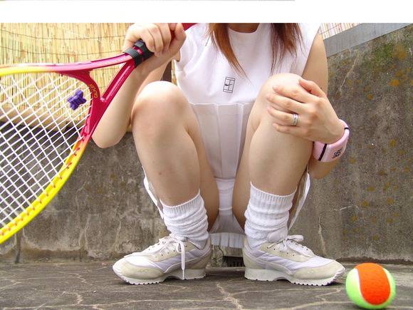 テニスウェアでパンチラしてる女の子のエロ画像30枚 19