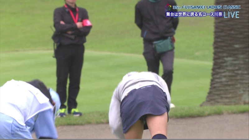 しゃがみパンチラしてる女子プロゴルフ 26