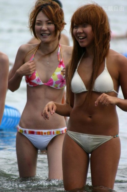 海ではしゃいでる素人のエロ水着画像80枚 3