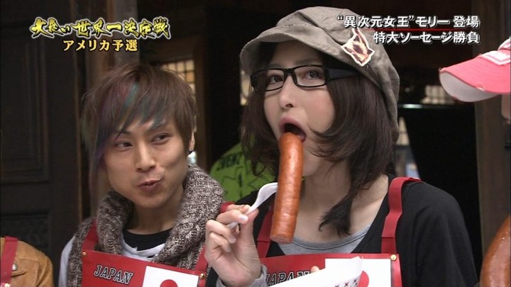 大食い世界一決定戦で胸チラやパンチラしまくってるエロキャプ画像 4