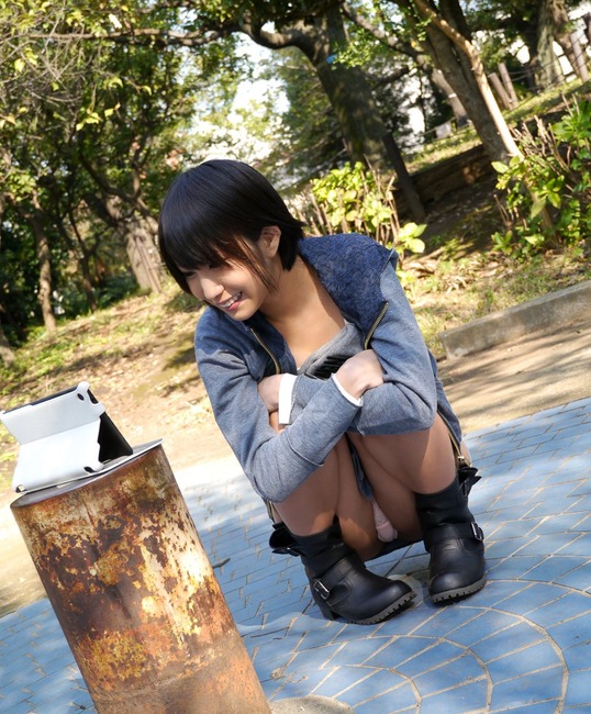 しゃがみパンチラしてる女の子の画像まとめ 32
