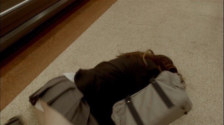 夏帆が制服姿で開脚パンチラしてるエロキャプ画像 5