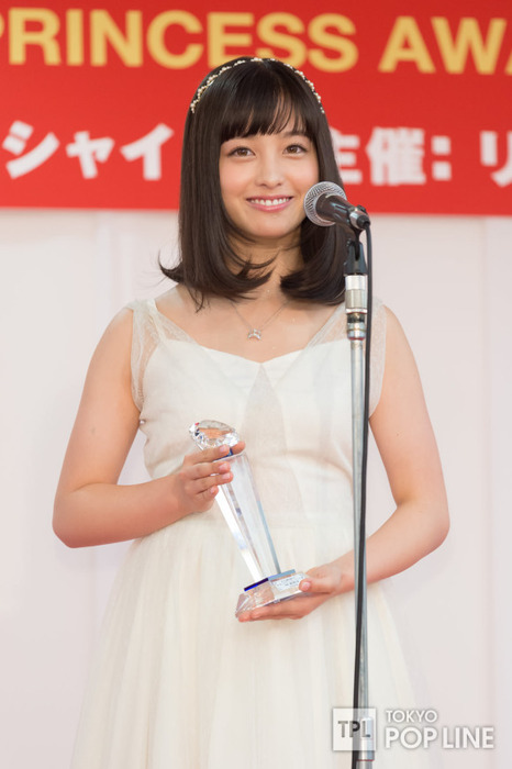 橋本環奈ちゃんの白いドレス姿が美しい 19
