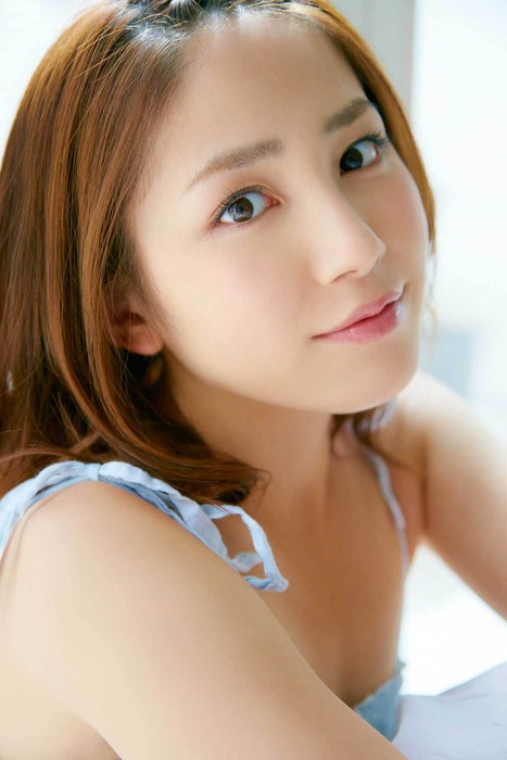 吉川友の紫ビキニがエロい画像 18