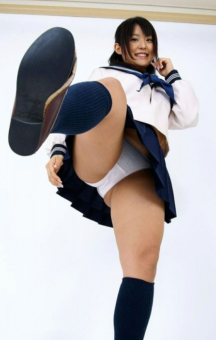 太ももをペロペロしたくなる美脚な女の子のエロ画像40枚 23