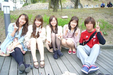 Facebookには素人娘のパンチラがいっぱい！集合写真は注目して見とけｗｗｗｗｗ（画像あり） 14