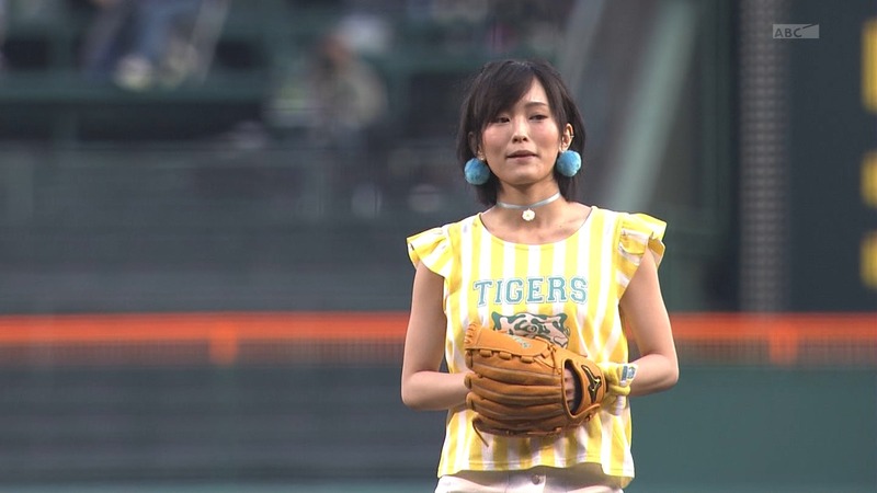 NMB48さや姉が始球式で足を上げてパンチラ　画像 2