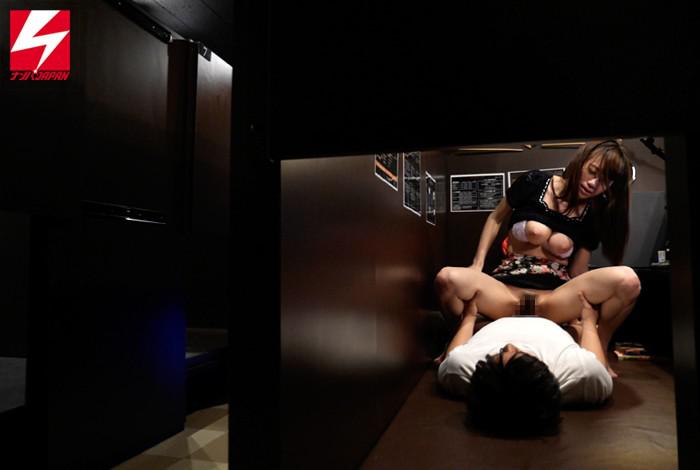 ネカフェに一人で来ている素人娘をナンパしたら意外とヤレるとその気にさせてくれたエロ画像・動画 4