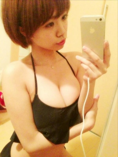 今夜のおかずになるグラビアアイドルの自撮りエロ写メ 22