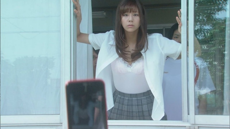 西内まりやがJK制服姿でアソコ抑えてるエロ画像 11