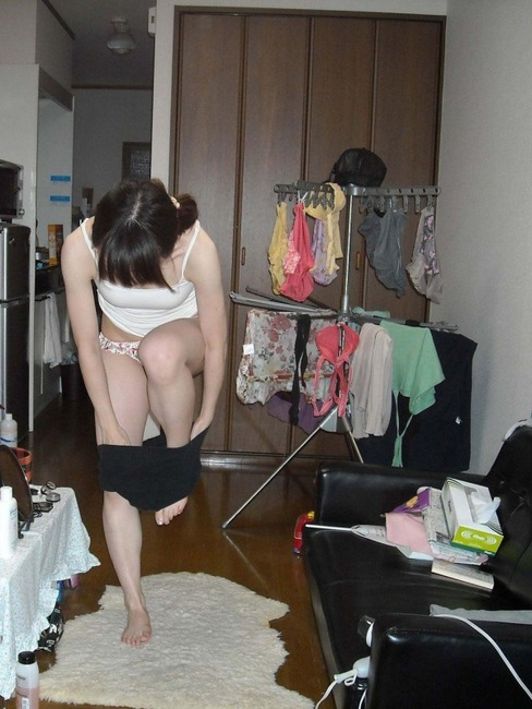 素人が自宅で脱いでくつろいでるエロ画像 29