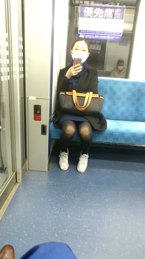 素人娘の電車内パンチラに生足…エロッ…こりゃ痴漢増えるわｗｗｗｗｗ（画像あり） 22