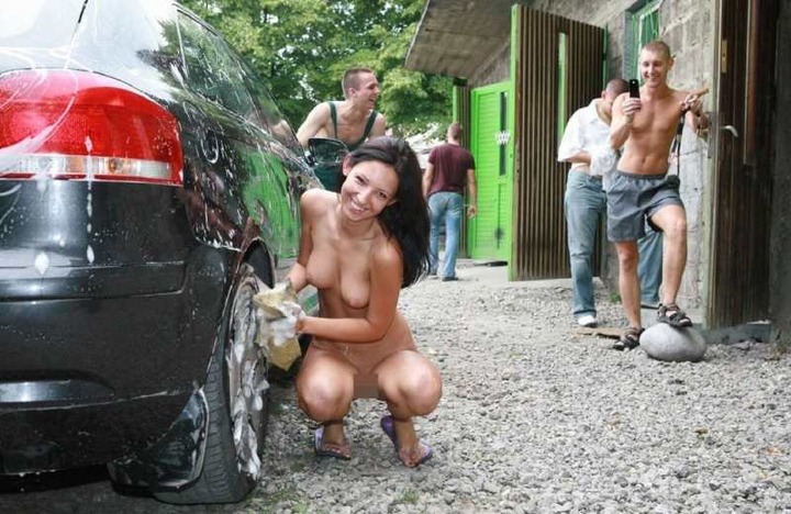 ほぼ全裸で車を洗ってる白人様のエロ画像 11
