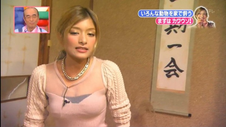 【画像】ローラの着衣巨乳や太ももに興奮する 23