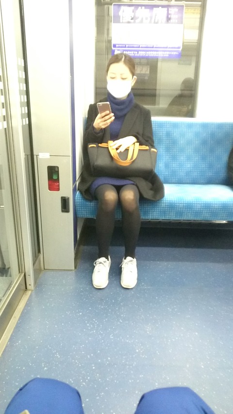 素人娘の電車内パンチラに生足…エロッ…こりゃ痴漢増えるわｗｗｗｗｗ（画像あり） 11