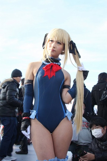 パンツ見えそうな素人コスプレイヤーのエロ画像 21