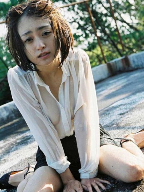 安達祐実が脱いでおっぱい見えてるエロ画像 12