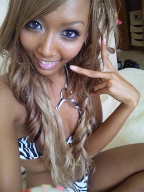 派手な下着がエロい黒ギャルの抜ける画像まとめ 20